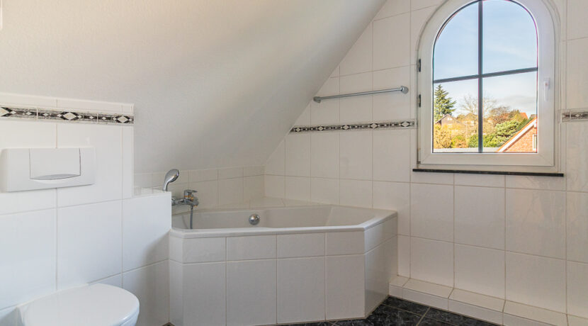 Elternbad mit Badwanne...