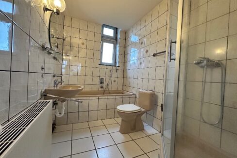 Bad mit Dusche und Wanne