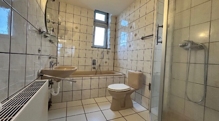 Bad mit Dusche und Wanne