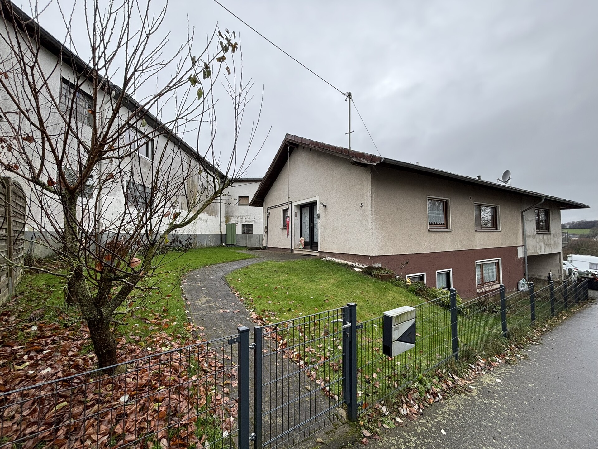 Einfamilienhaus mit Einliegerwohnung, großem Garten und einer weitläufigen Aussicht!