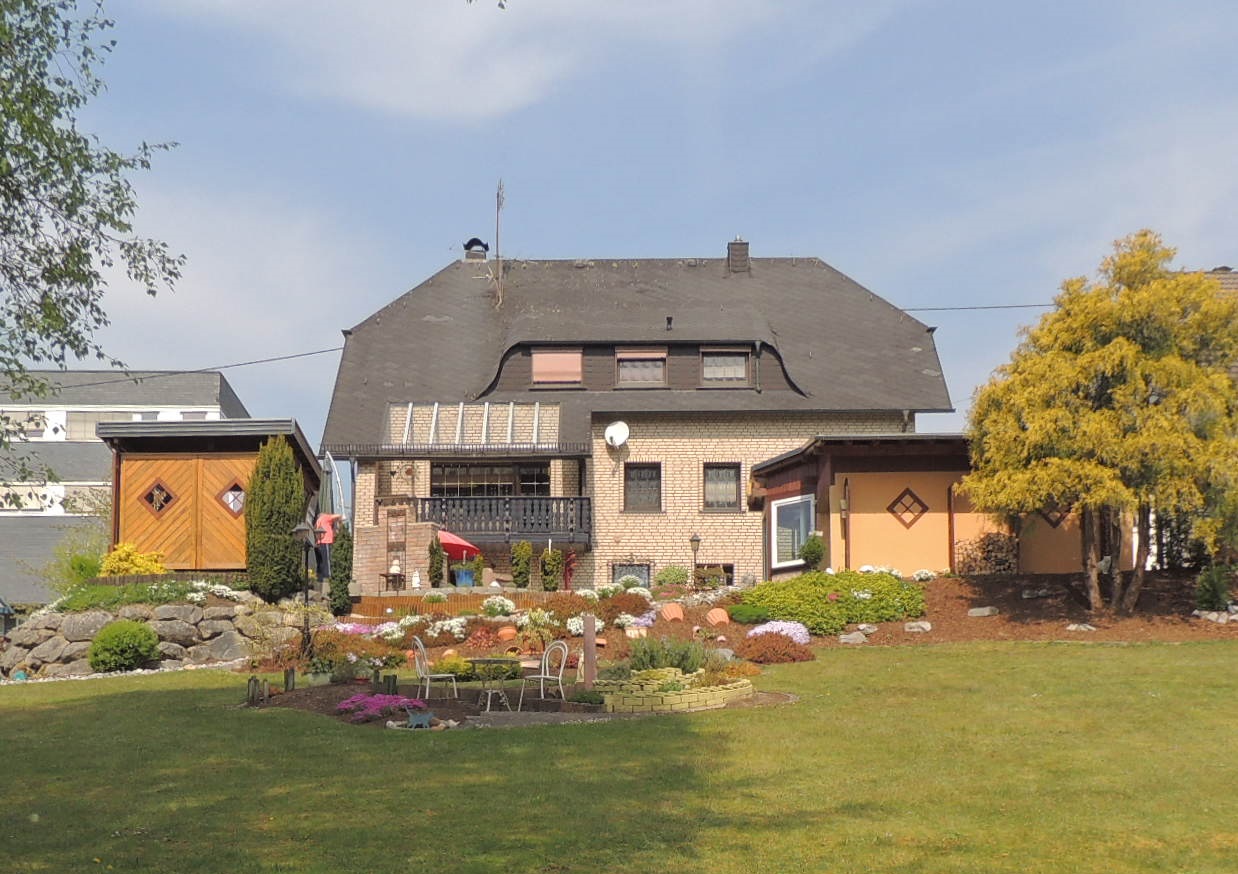 Top gepflegtes Einfamilienhaus mit einer herrlichen Gartenlandschaft, am Waldrand gelegen!
