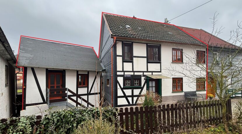 Wohnhaus mit Nebengebäude
