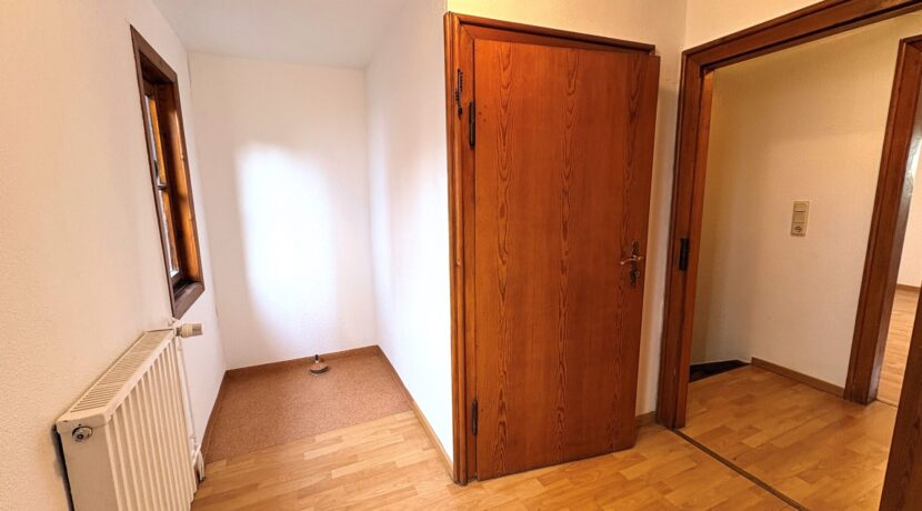 Gäste-/Bürozimmer mit Zugang zum Speicher