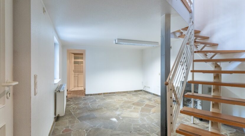 EG mit Bruchsteinboden