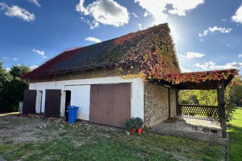 große Scheune mit Garage und Carport