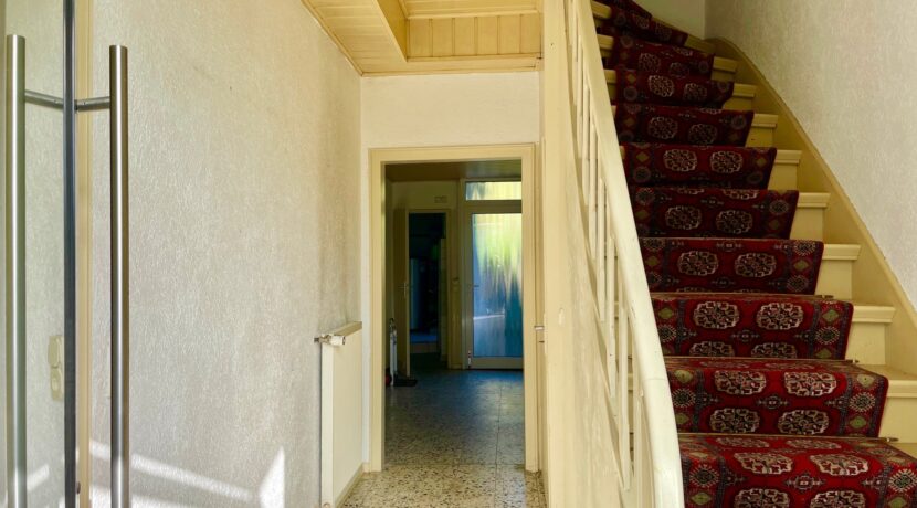 Eingang / Treppe ins OG