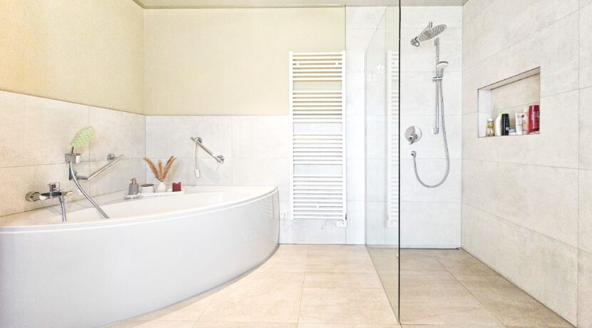 Badezimmer mit Bidet, Dusche und Wanne