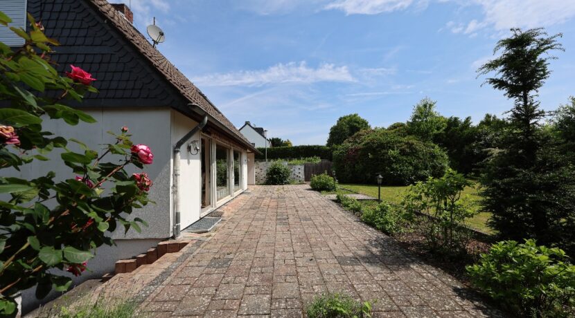 Terrasse über die gesamte Hausbreite