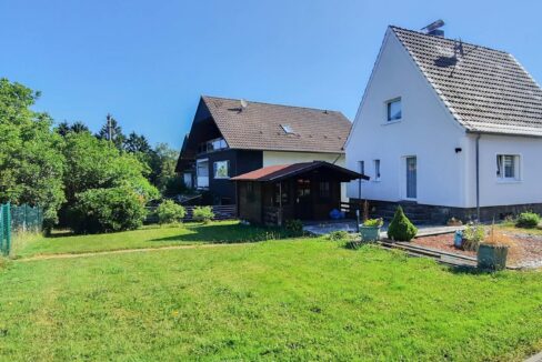 Rasenfläche hinter dem Haus