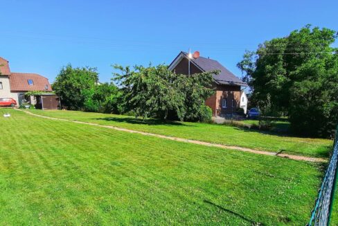 Zusätzliche Rasenfläche / Grundstück hinter dem Haus