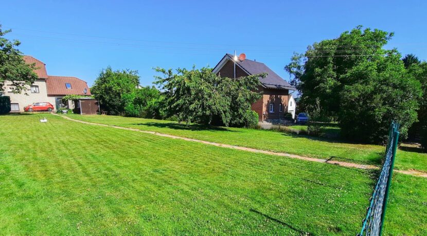 Zusätzliche Rasenfläche / Grundstück hinter dem Haus