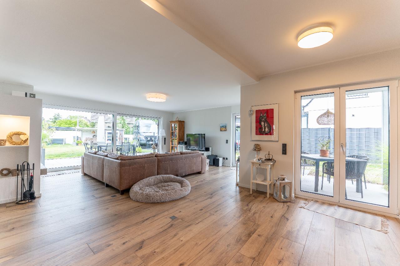 Freistehendes, lichtdurchflutetes Traumhaus mit Einliegerwohnung KFW 55 mit Photovoltaik und Wallbox