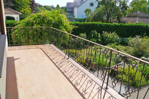 Balkon mit Blick in den Vorgarten