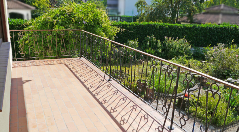 Balkon mit Blick in den Vorgarten