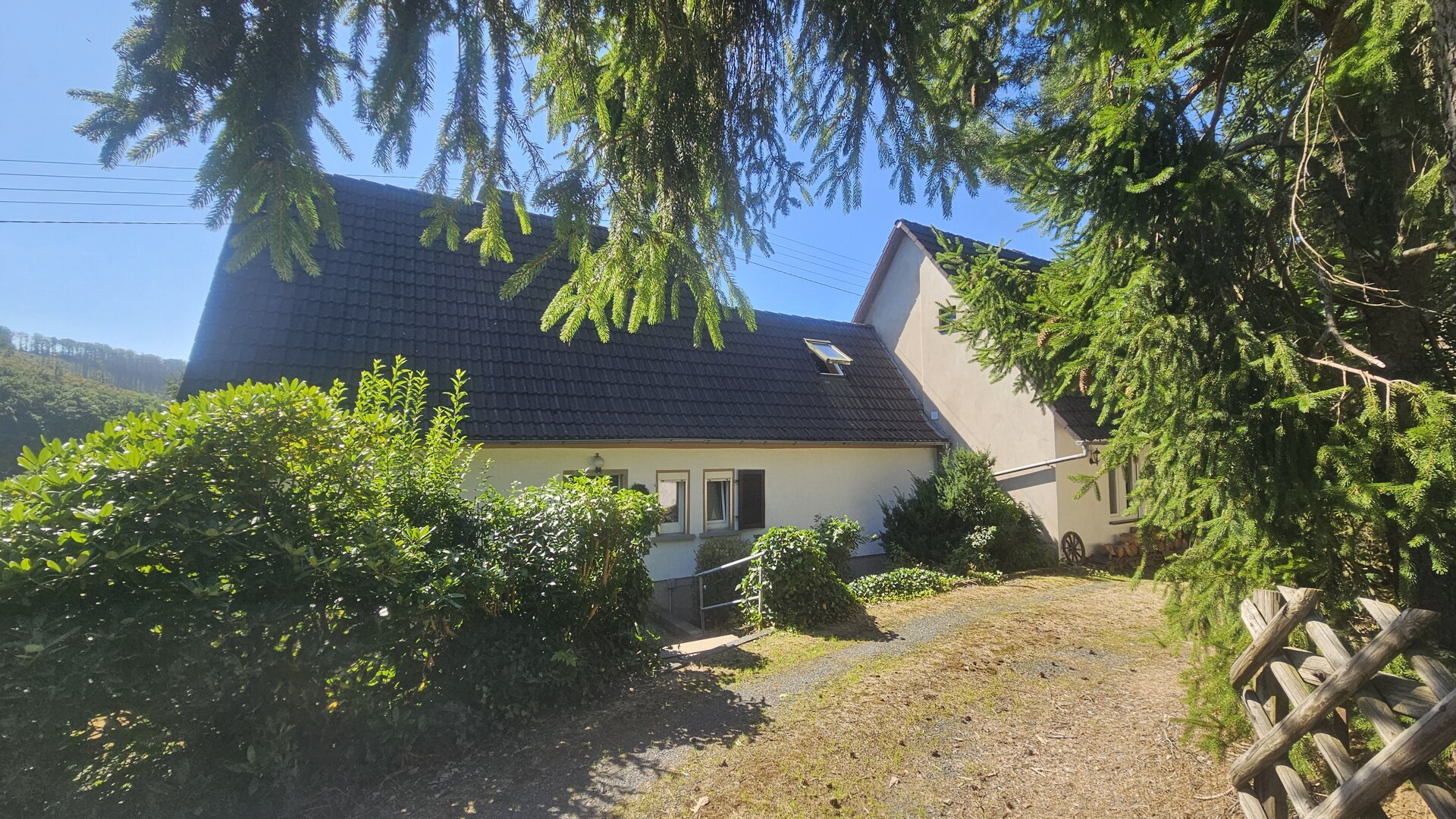 Traum für Schrauber und Sammler: Einfamilienhaus mit ELW, Werkstatt und Platz für mehrere Autos/Wohnmobile!