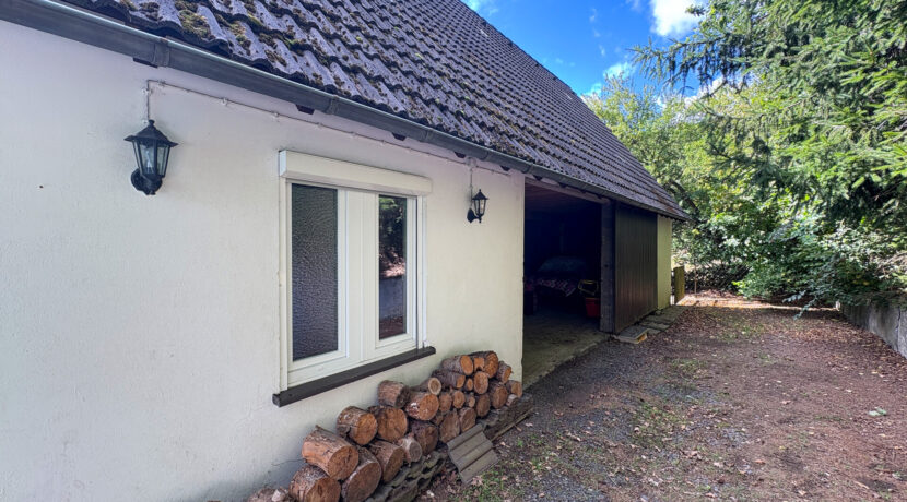 Nebengebaude mit ELW