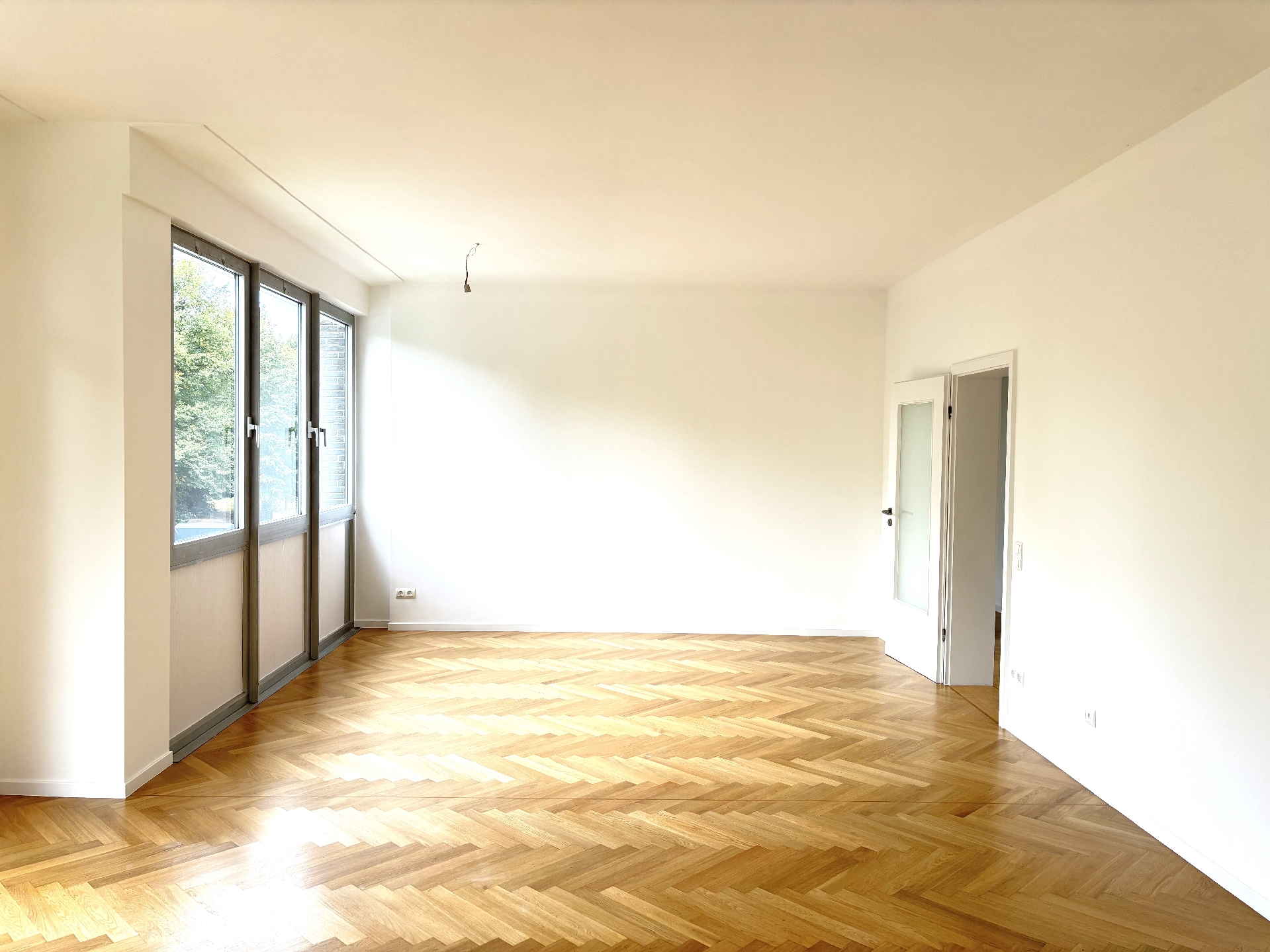 Renovierte ETW am Haumannplatz – Tiefgaragenstellplatz und 2 Balkone