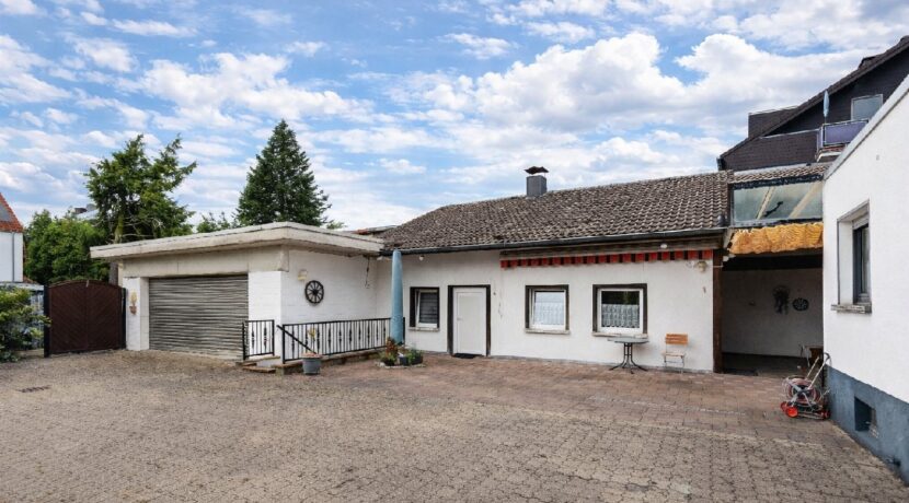 Nebengebäude und Hof