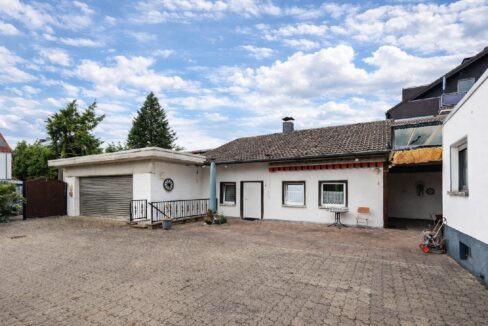 Nebengebäude und Hof