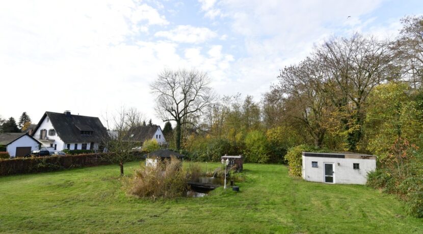 Blick in den Garten mit Nebengebäude