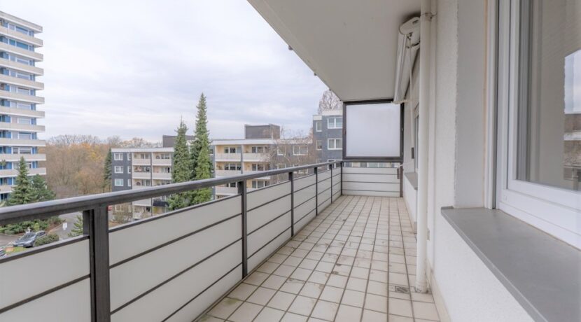 Der ca. 12m² große überdachte Balkon