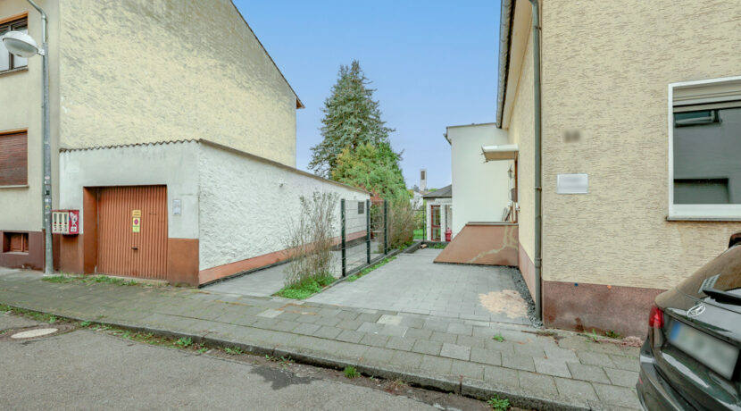 Garage mit angrenzendem Abstellraum