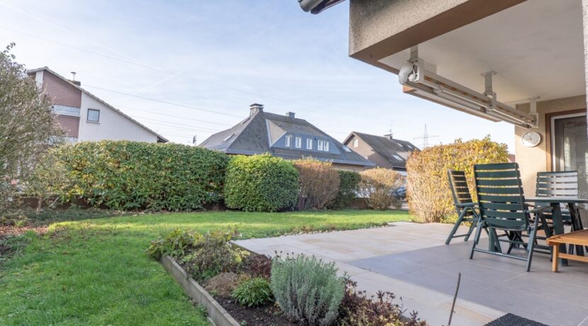 Überdachte Terrasse und schöner Garten