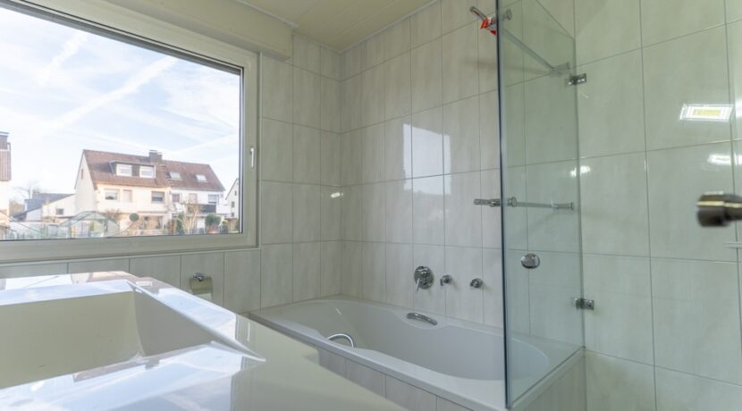 Modernes Tageslichtbad im EG