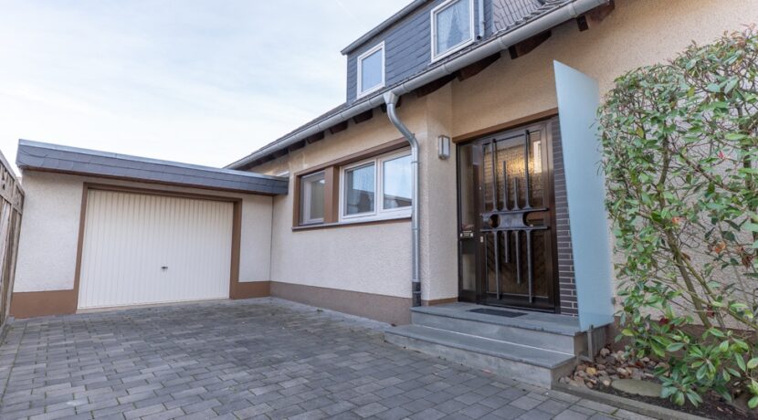 Hauszugang und Garage