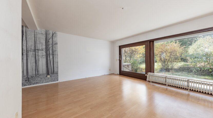 freundliches Wohnzimmer im EG