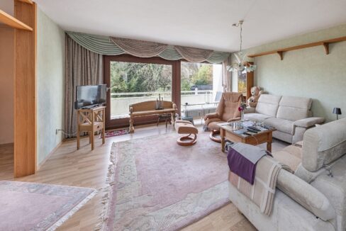 lichtdurchflutetes Wohnzimmer im OG