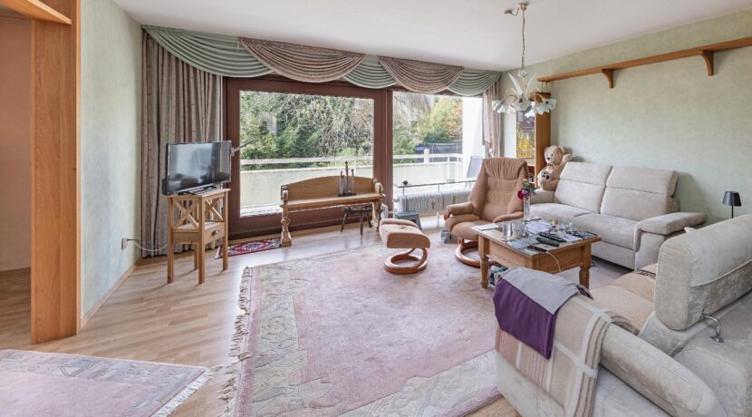 lichtdurchflutetes Wohnzimmer im OG