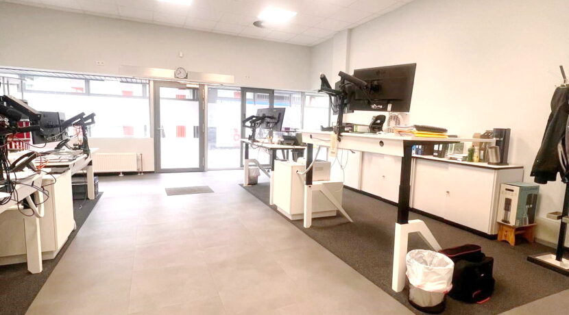 Großes Büro im Erdgeschoss