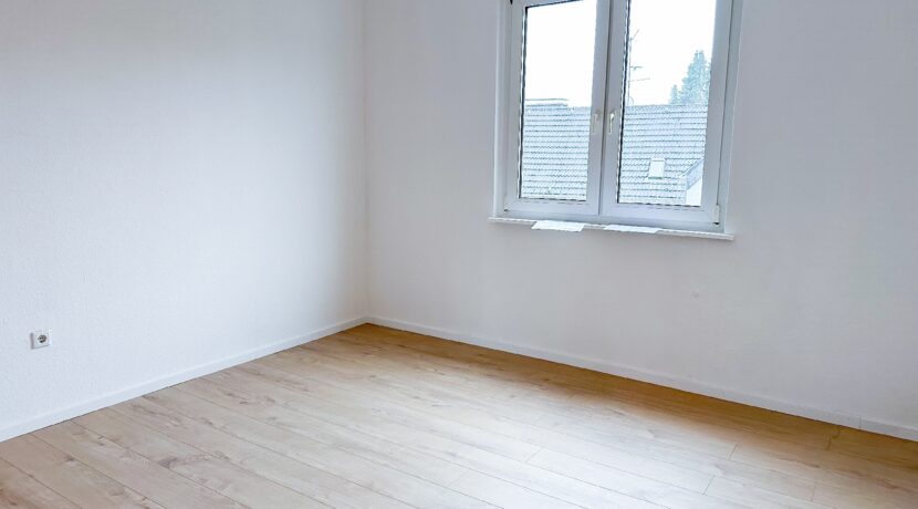 Küche mit Zugang zum Wohnbreich und Hobbyraum