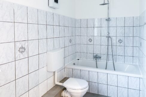 hell eingerichtetes Bad