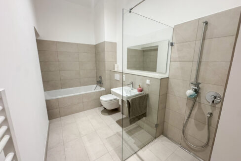 Bad mit Wanne und Dusche