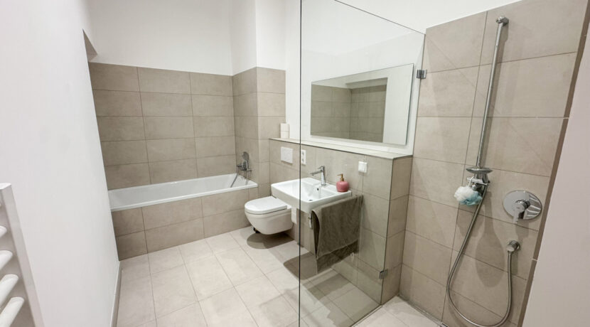 Bad mit Wanne und Dusche