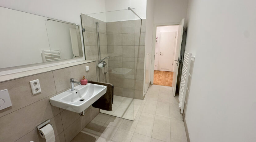 Bad mit Wanne und Dusche