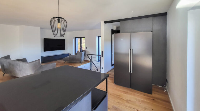 Küche mit Zugang zur zweiten Küche