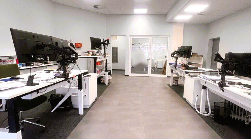 Grosses Büro im Erdgeschoss