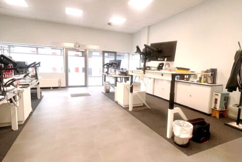 Großes Büro im Erdgeschoss