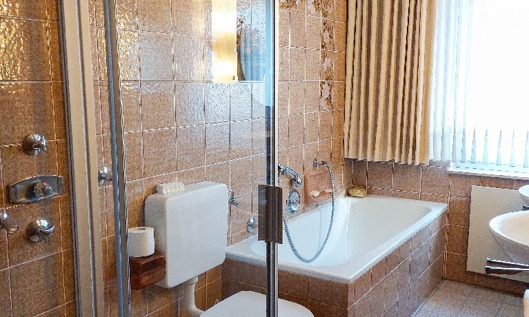 Das Bad mit Glasdusche im EG