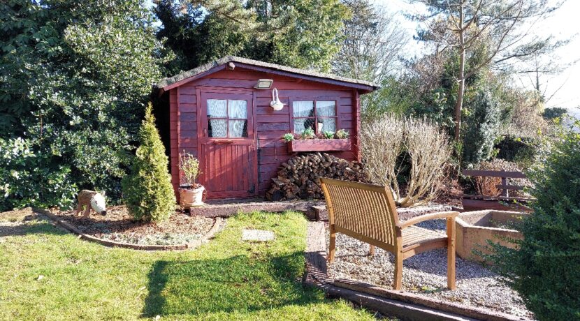 Die Gartenhütte mit zusätzlichem Sitzplatz