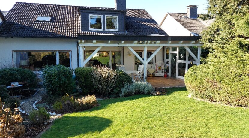 Blick auf die große und überdachte Terrasse