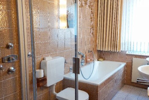 Das Bad mit Glasdusche im EG