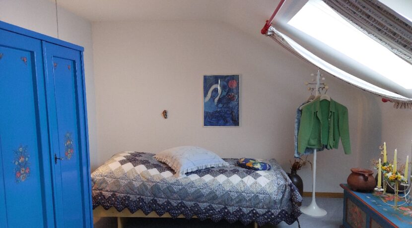 Ein gemütlicher Schlafraum im DG