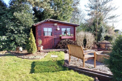 Die Gartenhütte mit zusätzlichem Sitzplatz