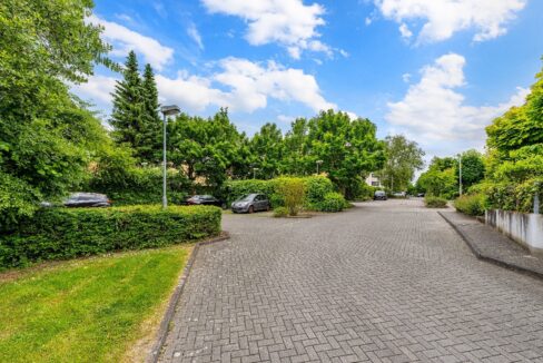 Parkplätze vor dem Haus