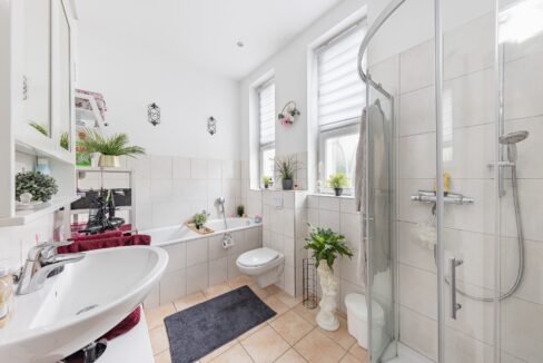 EG: modernes Tageslichtbad