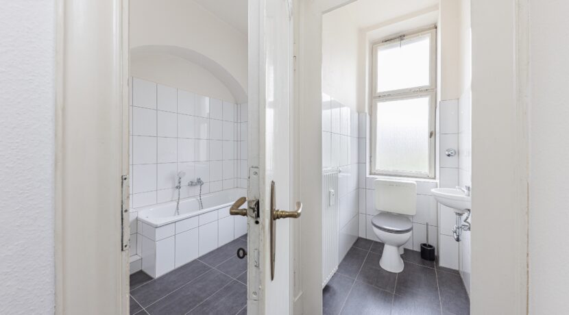 OG: Badezimmer mit separatem WC